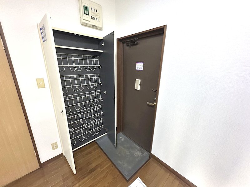 玄関　玄関収納付き