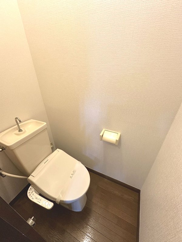 トイレ　温水洗浄便座付きトイレ