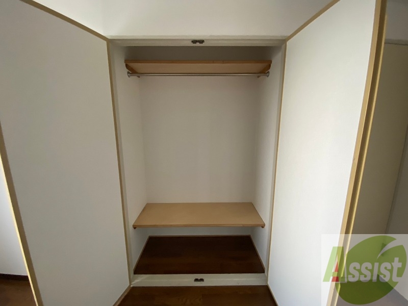 収納　こちらの収納にはハンガーをかけて服もしまえますね。