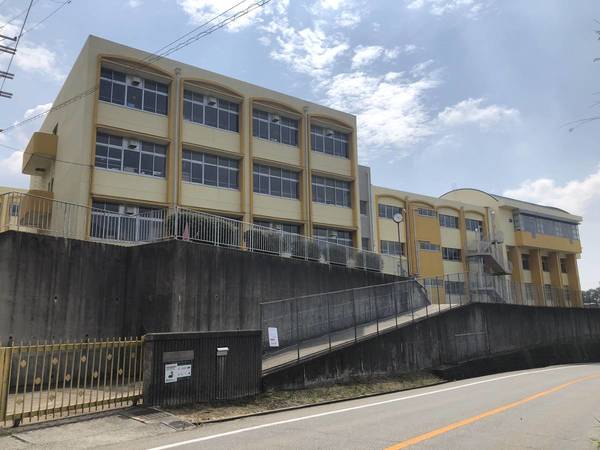 中学校　市立小部中学校（中学校）まで1770m