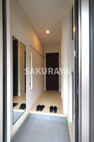 玄関　2024年撮影。現況と異なる場合がございます。