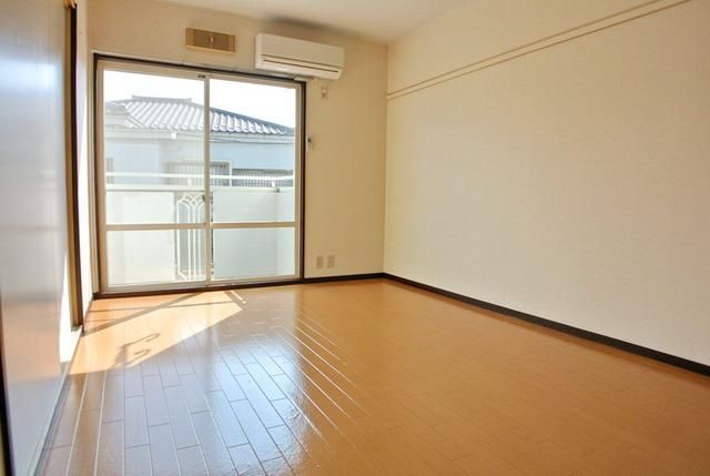 居室・リビング　☆明るい洋室☆