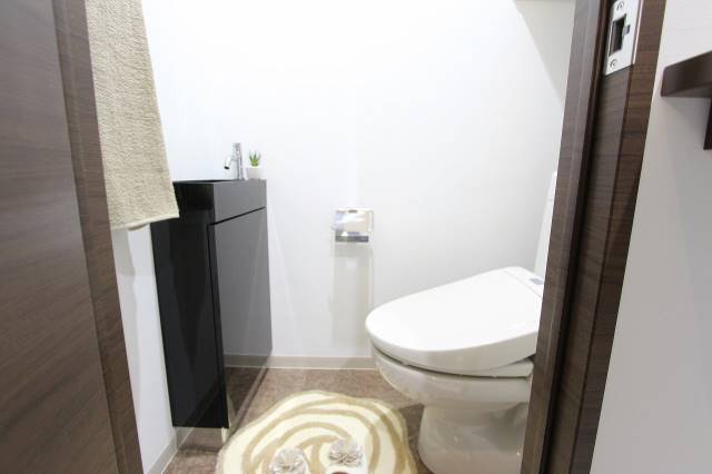 トイレ　トイレにも手洗い場ついています