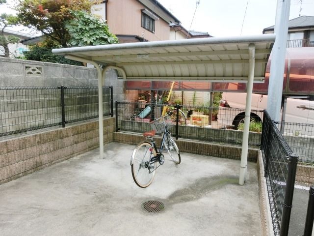 その他共有部分　屋根付の駐輪スペースです。