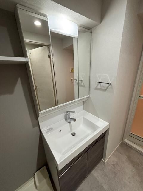 洗面設備　朝の忙しい時間帯にとても便利な独立洗面台！