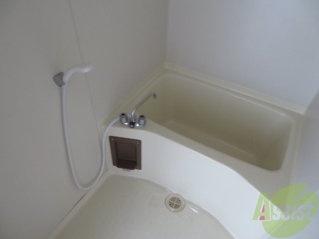 バス・シャワールーム　バスルームは狭すぎず、シャワーも浴びやすそうです。