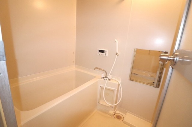 バス・シャワールーム　浴室　追い焚き給湯付