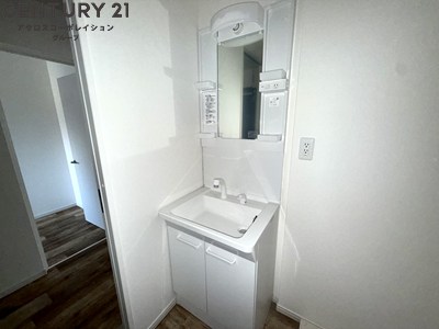 洗面設備　アメニティ収納棚ありの独立洗面台です