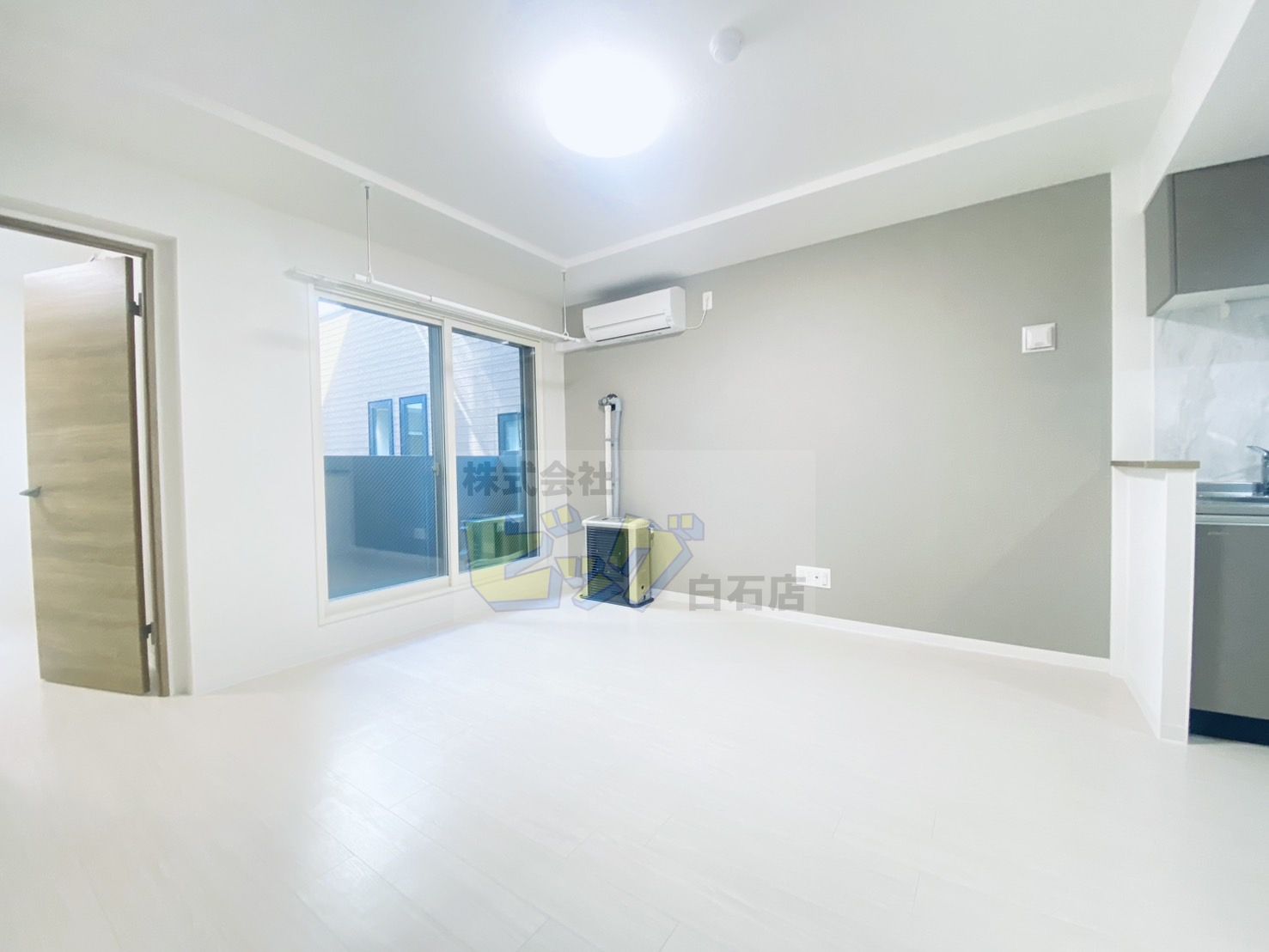 居室・リビング　白を基調としたお部屋でオシャレな内装です♪