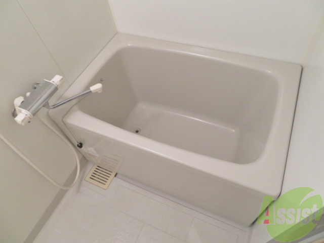 バス・シャワールーム　浴室は、綺麗な浴槽があってゆっくりくつろげますね