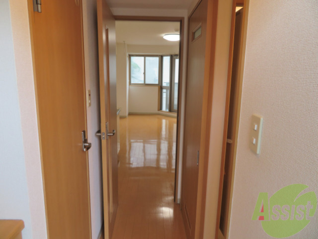 玄関　玄関から正面には、綺麗なリビングが広がっています