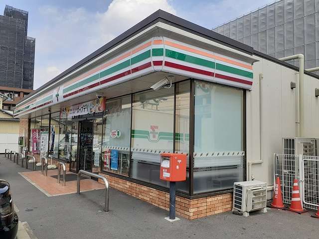 コンビニ　セブンイレブン　貴船３丁目店（コンビニ）まで50m