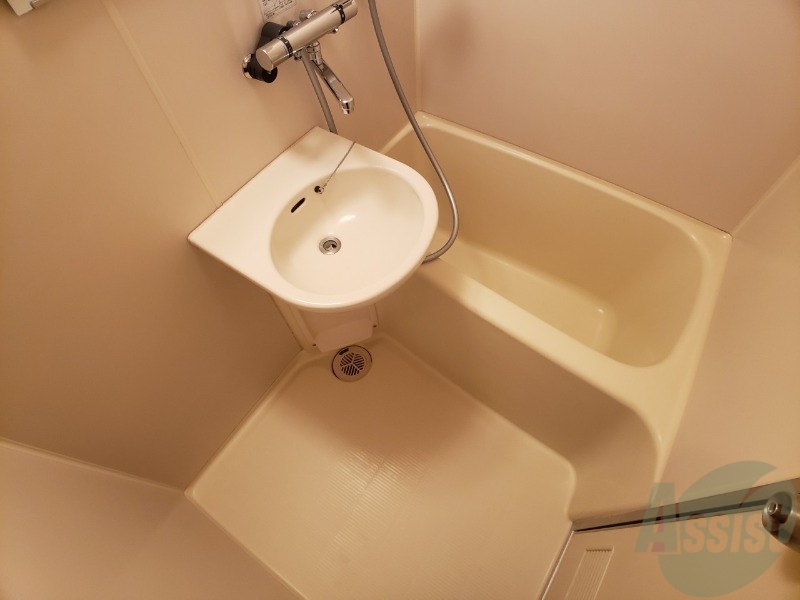 バス・シャワールーム　ユニットバスです。疲れを癒すのに欠かせませんね！