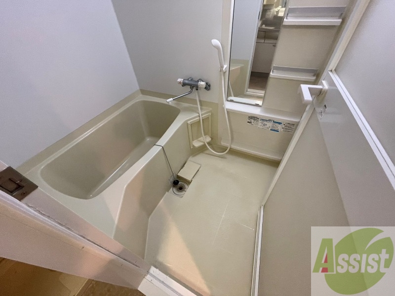 バス・シャワールーム　浴室です。鏡横の棚はソープ類や備品を置くのに便利。