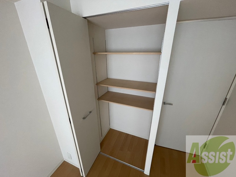 収納　寝室のウォークインクローゼットです。衣類その他沢山入ります！