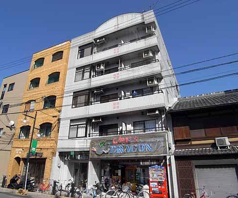 建物外観　白を基調とした清潔感のある外観。