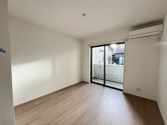 居室・リビング　モデル１０１号室内装です。