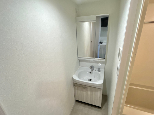 洗面設備　独立洗面化粧台です