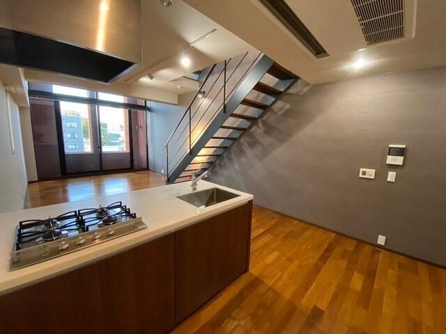 キッチン　カウンターシステムキッチン ４口ガスコンロです