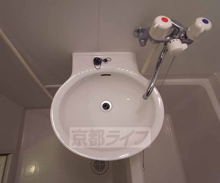 洗面設備　浴室内の洗面台です。