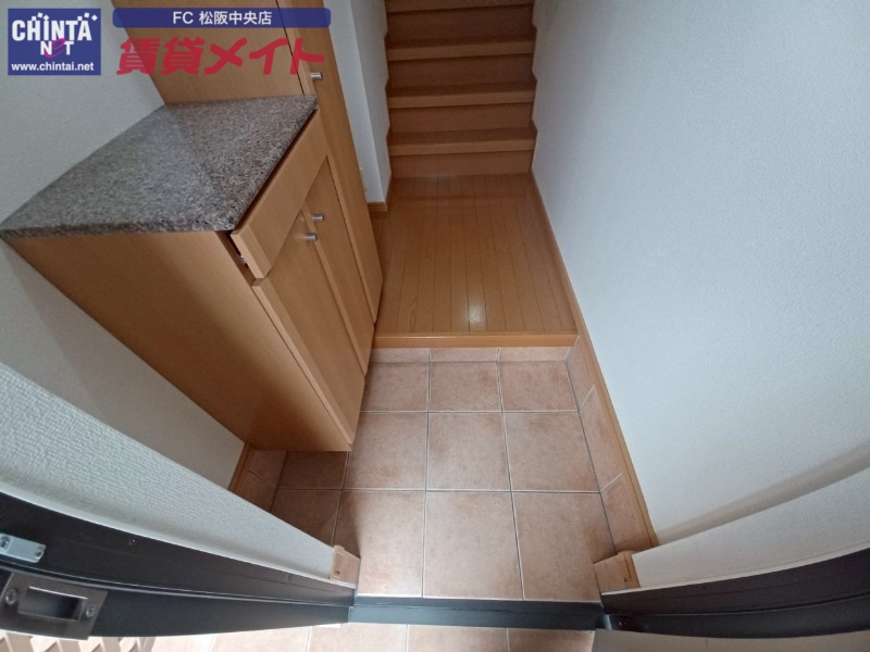 玄関　同物件別部屋のお写真です。