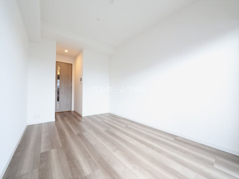 その他　洋室8.5帖　エアコン完備　バルコニーに面しています