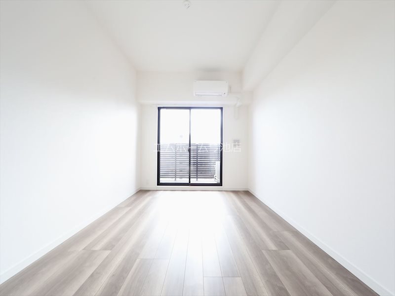 その他部屋・スペース　洋室8.5帖　エアコン完備　バルコニーに面しています