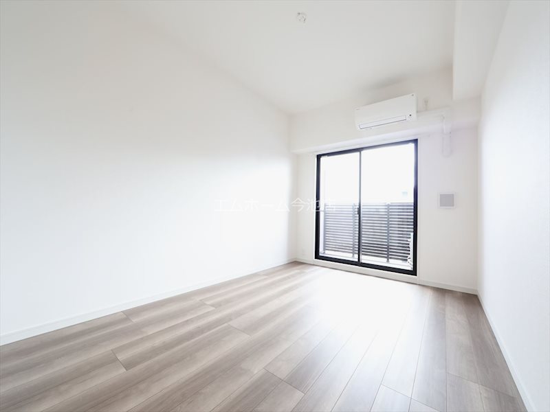 バルコニー　洋室8.5帖　エアコン完備　バルコニーに面しています