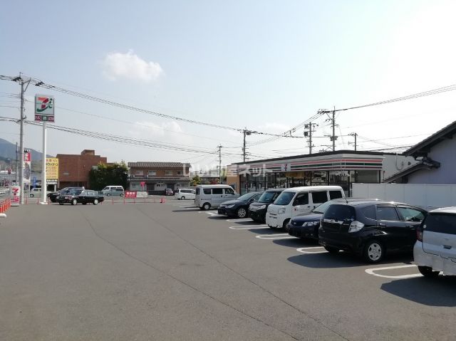 コンビニ　セブンイレブン 八幡町上津役西3丁目店（コンビニ）まで275m