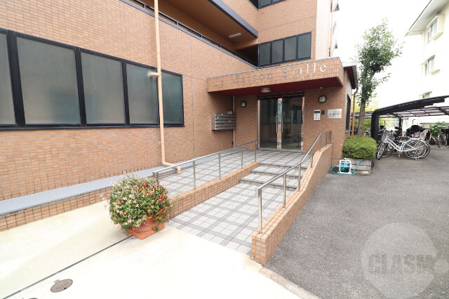 エントランス　オートロック付きで安心です