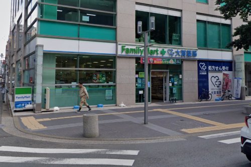 コンビニ　ファミリーマート 大賀薬局店屋町店（コンビニ）まで137m