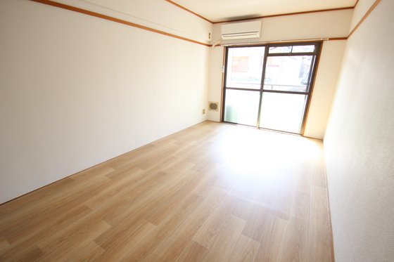 居室・リビング　※別号室の写真です