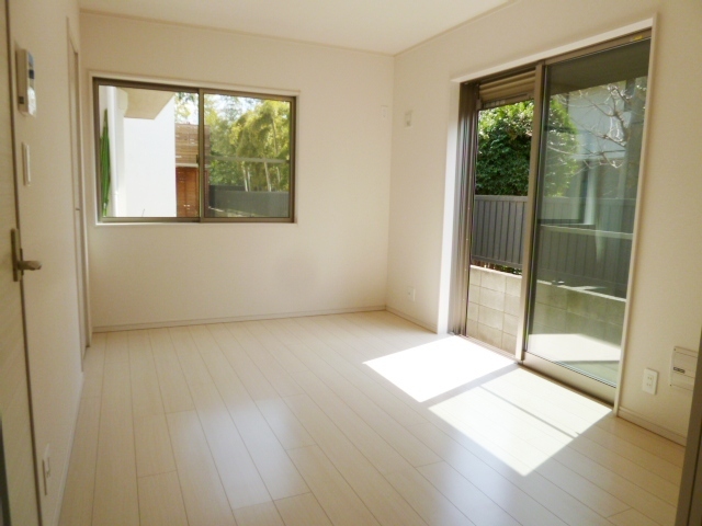 居室・リビング　【洋室６帖】　光も風も採り込む２面採光のお部屋★