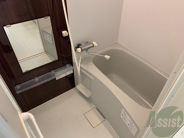 バス・シャワールーム　浴室は清潔感がありとても綺麗な印象です。小物置も付いてます。