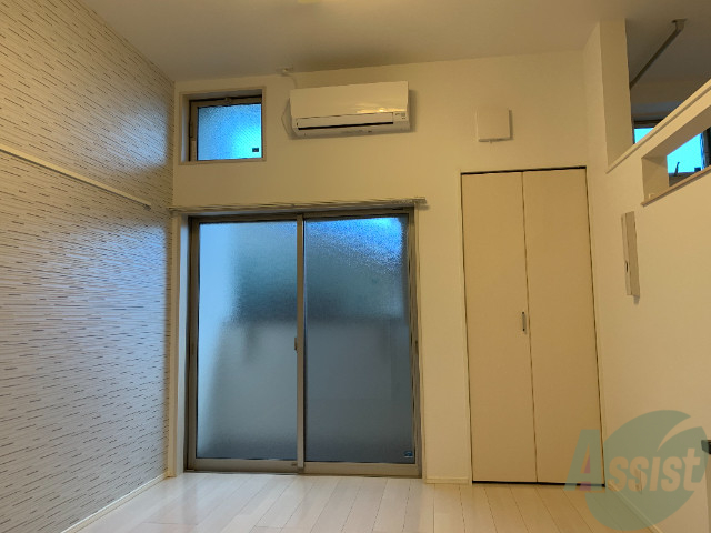 居室・リビング　リビングは白を基調としており、明るい印象を受けました。