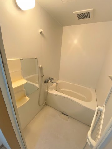 バス・シャワールーム　別部屋同一間取りのお写真となります。