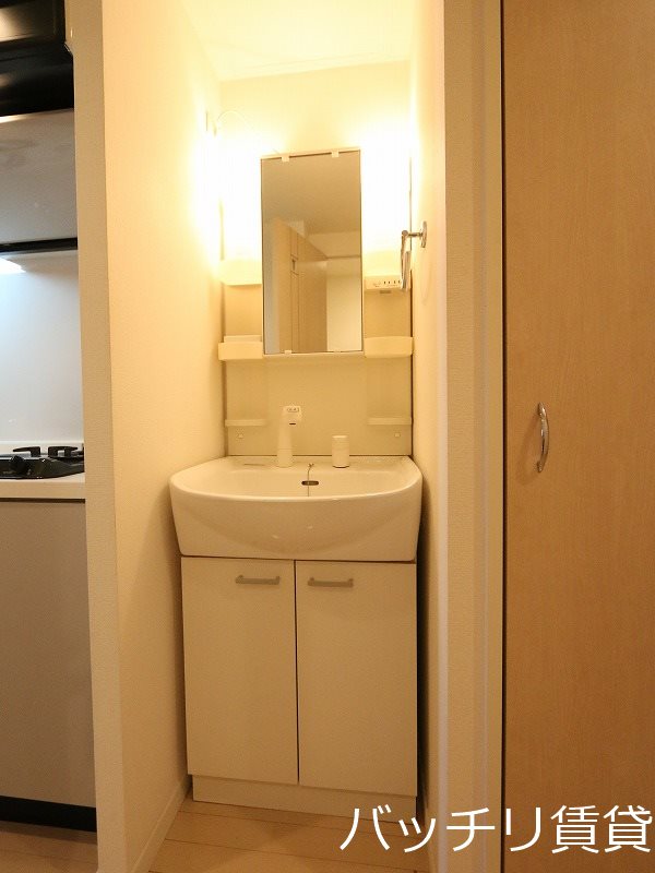 洗面設備　別号室タイプの為、現状を優先します