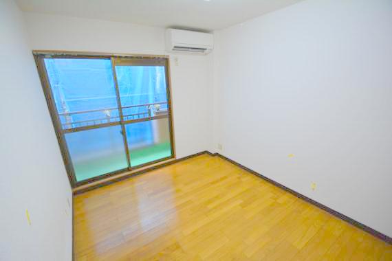 居室・リビング　白を基調とした内装でおしゃれで、落ち着ける空間です。