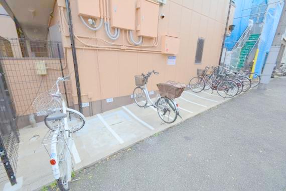 駐車場　敷地内には入居者専用の駐輪スペースもあります。