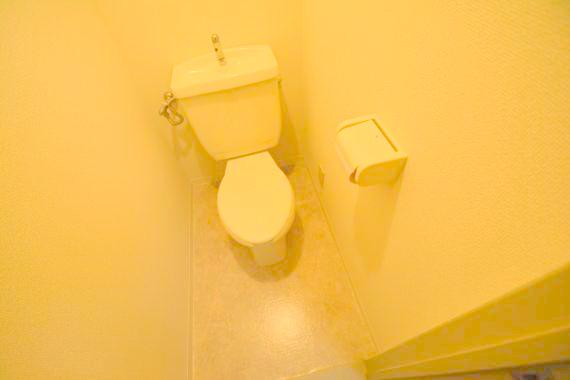 トイレ　白くてピカピカのトイレですね。お掃除もしやすいです。