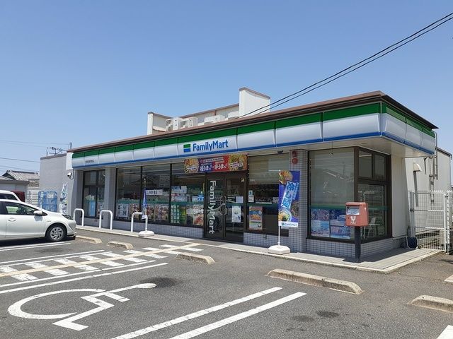コンビニ　ファミリーマート様（コンビニ）まで322m