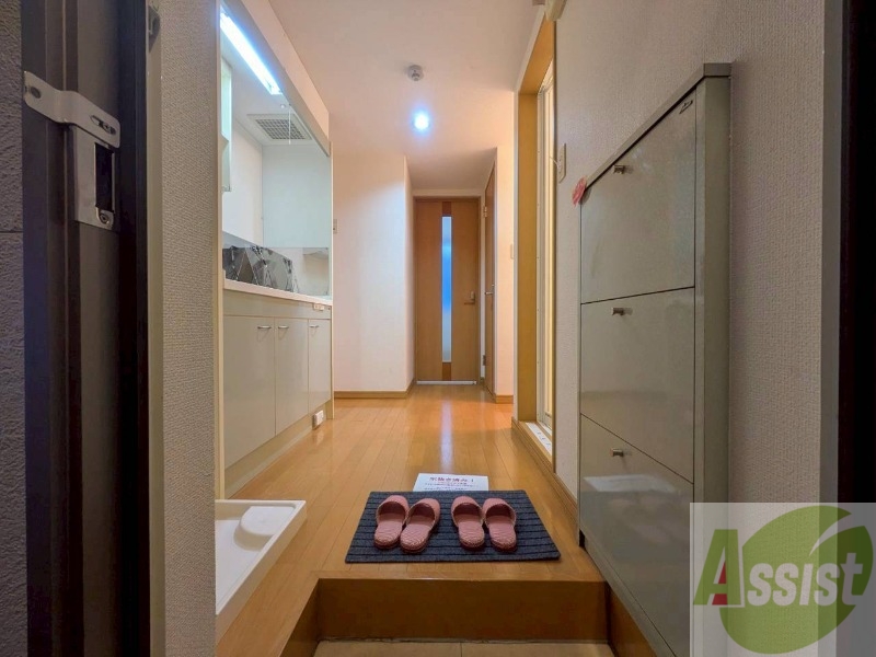 玄関　玄関です。ご覧の通り広々としていますね。