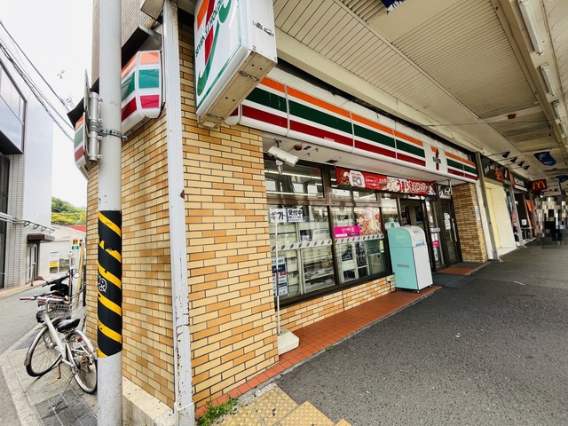 コンビニ　セブンイレブン横須賀追浜駅前店（コンビニ）まで551m