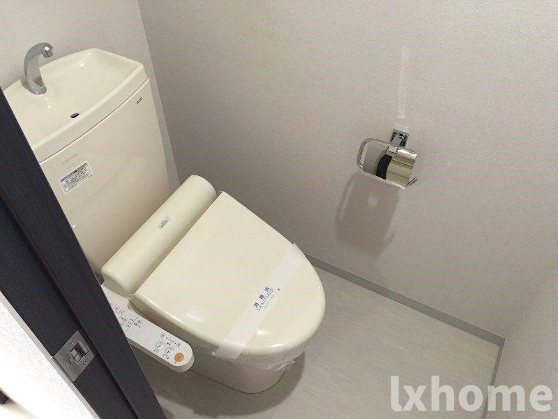 トイレ　落ち着いた色調のトイレです