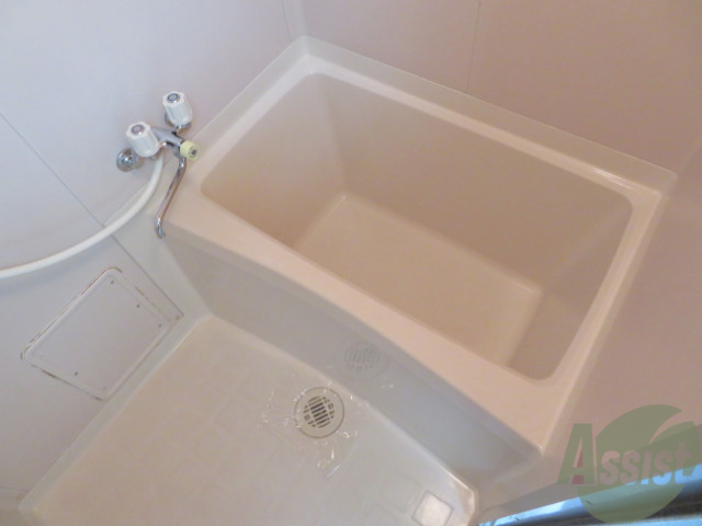 バス・シャワールーム　バスルームは狭すぎず、シャワーも浴びやすそうです。