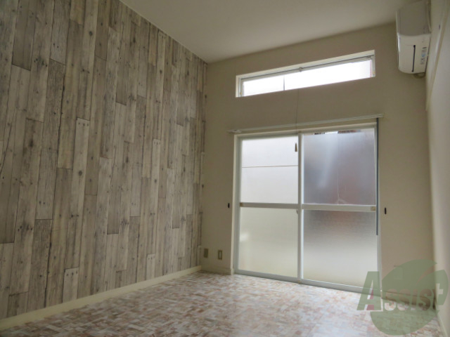 居室・リビング　７帖の洋室です。広々として、きれいですね。