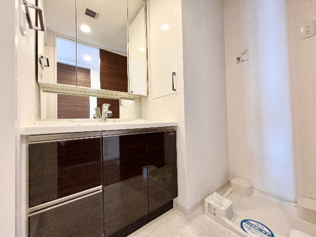 洗面設備　大きな窓で開放感がとてもあります。