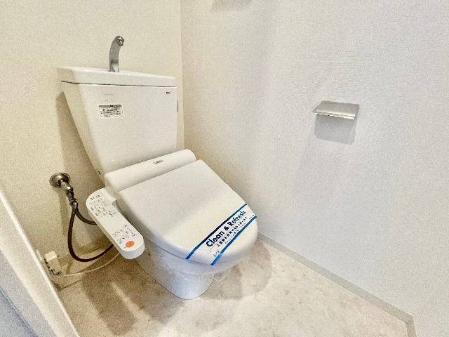 トイレ　６帖の洋間には窓が２つ付いて、明るく広々としたお部屋です