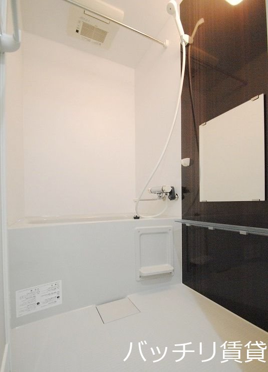 バス・シャワールーム　別号室タイプの為、現状を優先致します。