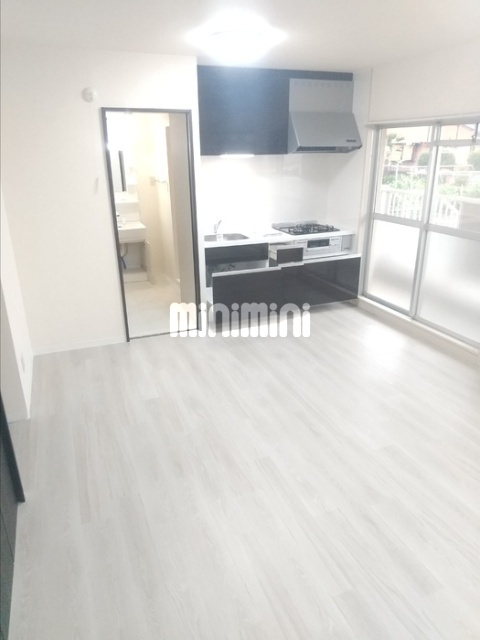 居室・リビング　陽光の入り込むリビングスペースです